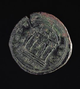 Sesterce (revers) frappé par Marc Aurèle (AD 161-AD 180) représentant un temple avec quatre colonnes avec des têtes au sommet